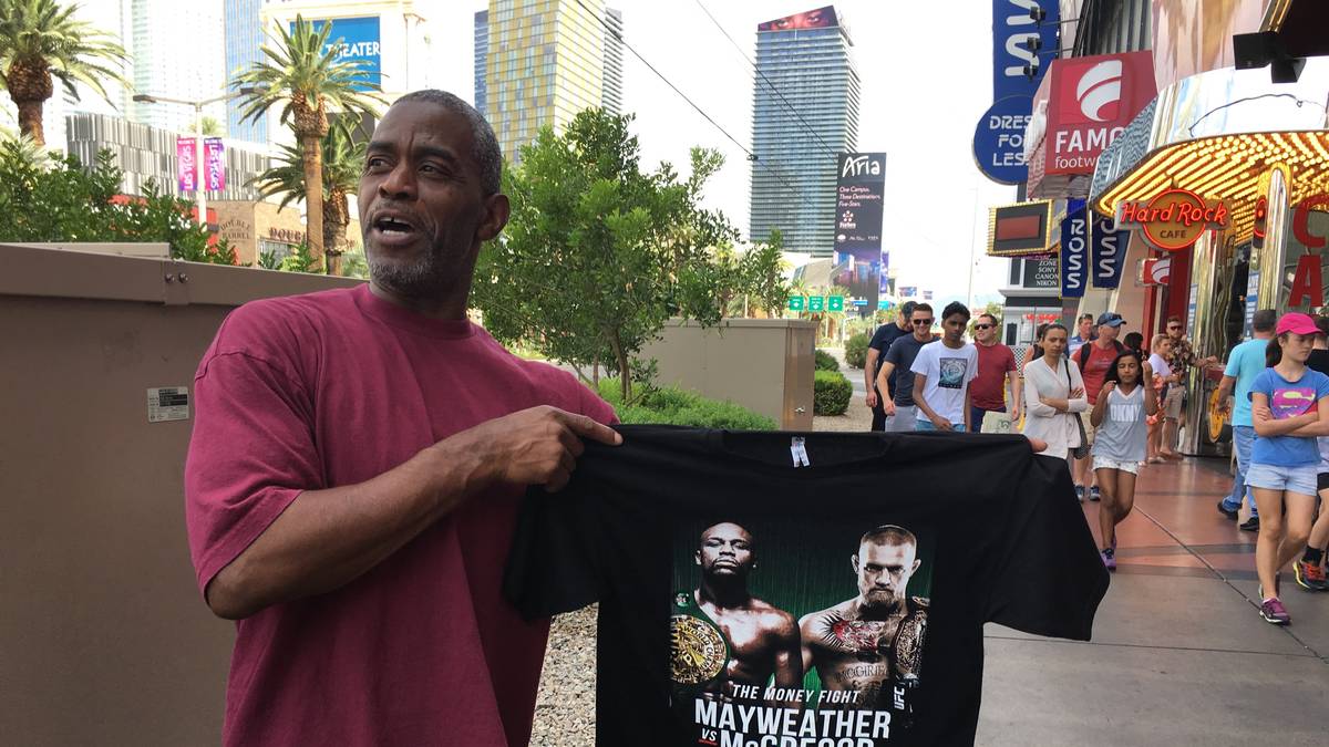 Auf dem Las Vegas Boulevard verkaufen zahlreiche Händler T-Shirts zum Mega-Fight