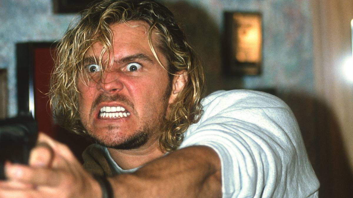 4. NOVEMBER 1996 - Eines der kontroversesten WWF-Segmente aller Zeiten. Der kurz darauf viel zu früh verstorbene "Loose Cannon" Brian Pillman gibt ein Interview in seinem Haus - in das sein Erzrivale "Stone Cold" Steve Austin dann einbricht. Pillman zückt eine Pistole, um ihn zu vertreiben