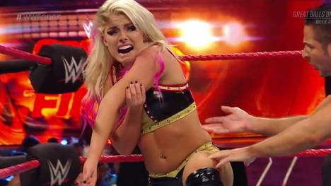 Alexa Bliss täuschte bei WWE Great Balls of Fire eine schwere Verletzung vor