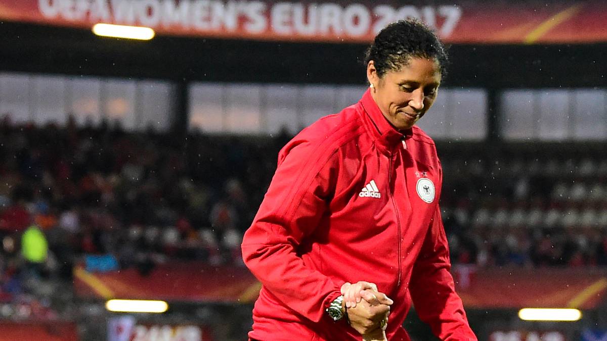 Schnell wird klar: Der für 20.45 Uhr geplante Anpfiff muss verschoben werden