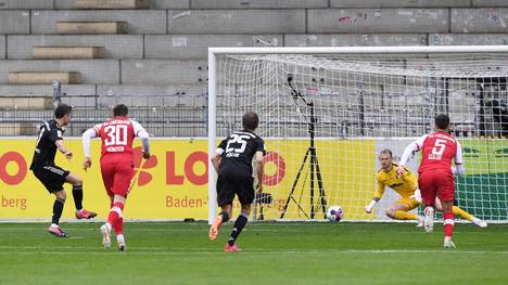 Robert Lewandowski (l.) erzielte per Elfmeter sein 40. Saisontor