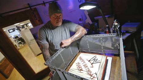 Der Undertaker bekam zum 51. Geburtstag eine besondere Torte
