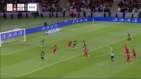 Kurz nach dem Trainer-Knall bei Al-Ittihad mit der Entlassung von Nuno Espirito Santo trifft Karima Benzema im Spiel gegen Abha mit einem Dreierpack.