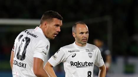 Lukas Podolski und Andres Iniesta (r.) verloren erstmals ein gemeinsames Spiel