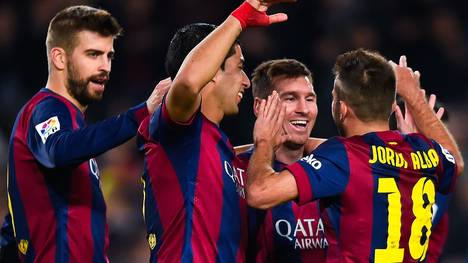 Lionel Messi (2.v.r.) bejubelt mit Gerard Pique (l.) , Luis Suarez (2.v.l.) und Jordi Alba einen Treffer für den FC Barcelona gegen Cordoba CF im Camp Nou