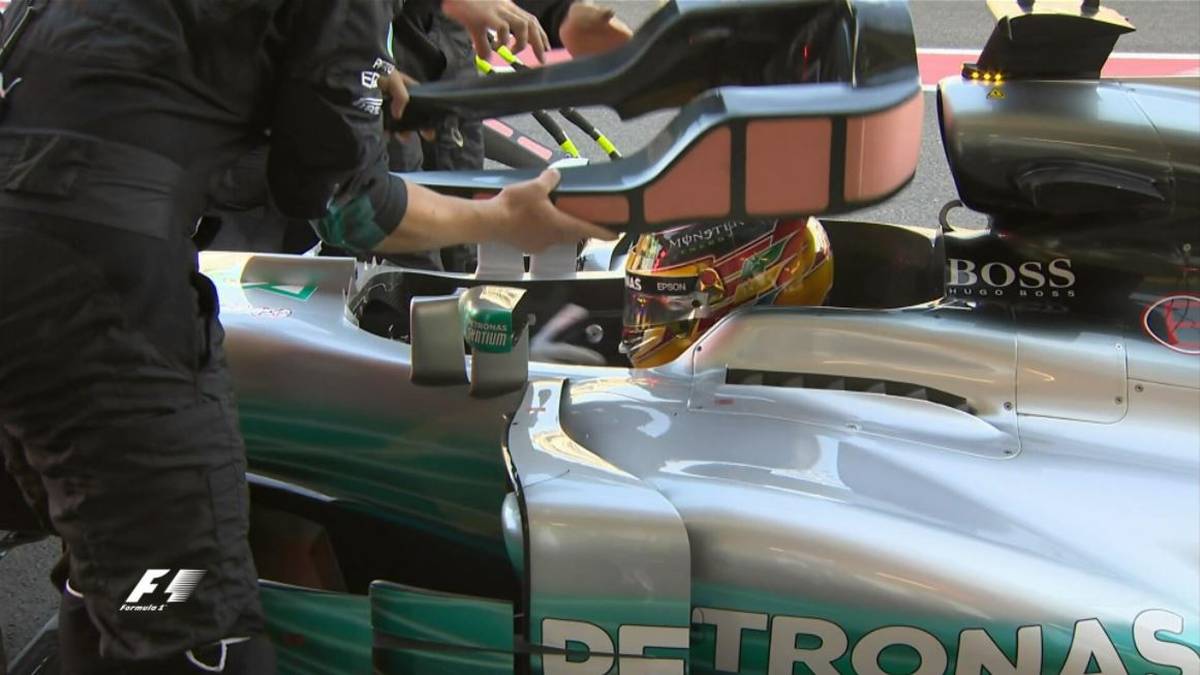 ...während Hamilton die neue Stütze bekommt, dreht der vierfache Weltmeister eine schnelle Runde, absolviert seine Strafe...
