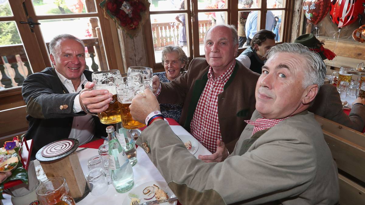 Hoeneß sah Ancelottis Arbeit kritischer - und behielt am Ende Recht. Nach rund 15 Monaten im Amt wurde der Italiener in München entlassen