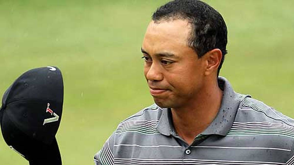 Aber die Form nicht. Auf die private Krise folgt die sportliche, Woods verliert die Nummer-Eins-Position, gewinnt zwei Jahre lang kein Turnier mehr - und ist nur noch Nummer 52 der Welt. Es geht sogar noch weiter runter auf Rang 58, 107 Wochen bleibt er ohne Turniersieg