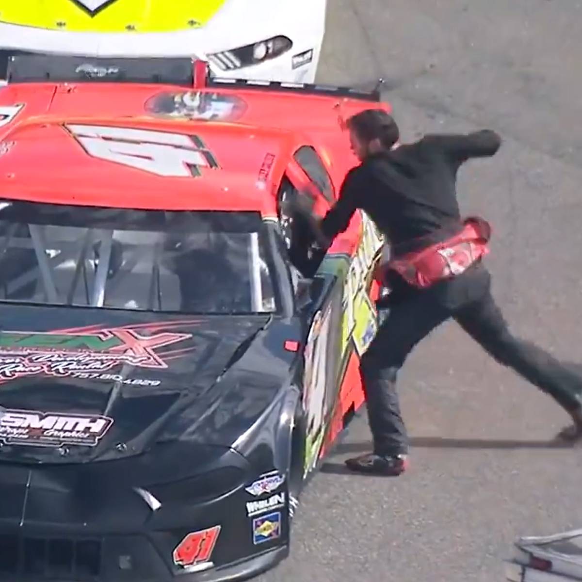 Unschöne Szene beim NASCAR-Rennen auf dem Martinsville Speedway: Ein Pilot verliert nach einem Unfall völlig die Nerven und setzt zu einer Faustschlag-Serie an.