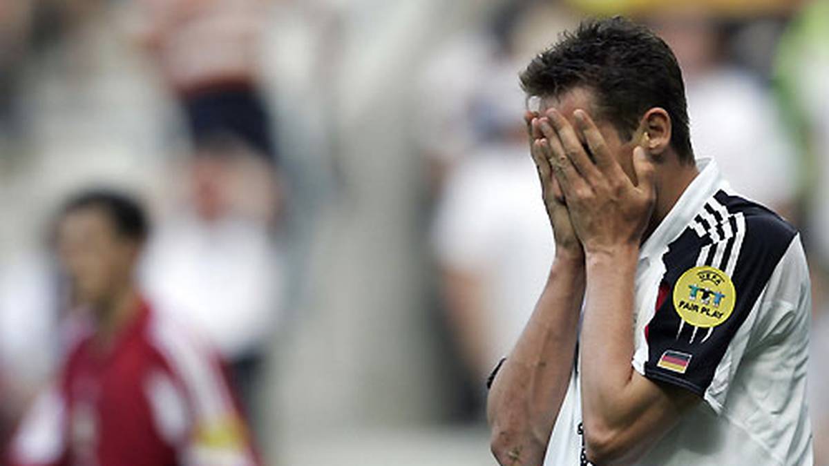Zuvor folgt noch die frustrierende EM 2004. Bei der peinlichen Nullnummer gegen Außenseiter Lettland vergibt Miroslav Klose eine große Chance zum Sieg. "Mein größter Fehler", wie er heute gesteht. Nach der folgenden Pleite gegen die tschechische B-Auswahl muss Deutschland nach der Vorrunde die Koffer packen