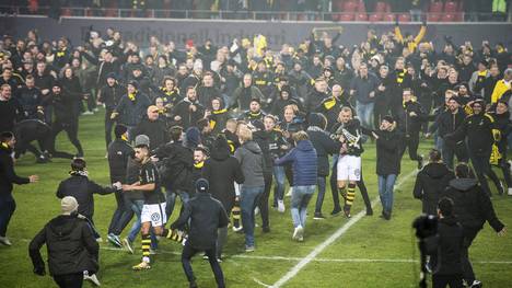 AIK Solna ist schwedischer Meister, die Fans stürmen zur Feier den Platz