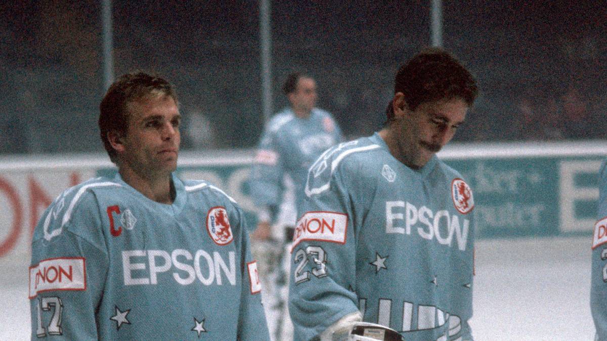 19. März 1991, Köln - DEG 0:4: Die Finalserie um die deutsche Meisterschaft wogte hin und her. Nach einem 3:1 und 5:1 sah Düsseldorf um Truntschka (l.) und Hegen (r.) schon wie der sichere Meister aus. Köln schlug zurück, erzwang durch ein 4:3 ein weiteres Spiel in Düsseldorf. Dort waren insgeheim schon Meisterfeierlichkeiten vorbereitet worden