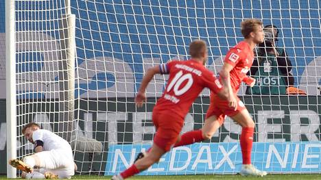 Der SC Freiburg erlebt aktuell einen Höhenflug. Dazu trägt auch Julian Schuster bei, der seit der neuen Saison an der Seitenlinie der Breisgauer steht. Auch Verteidiger Philipp Lienhart zeigt sich zufrieden mit der aktuellen Entwicklung. 