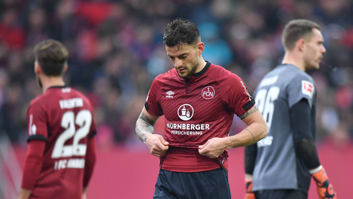 Der 1. FC Nürnberg steigt mit nur 19 Punkten aus der Bundesliga ab. Zum Abschluss geht der Club mit 1:5 beim SC Freiburg unter - eine historische schlechte Saison der Franken