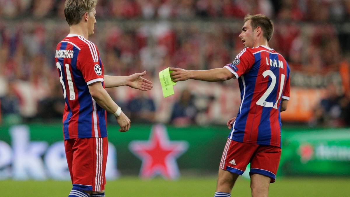 Das sieht man selten: Philipp Lahm (r.) verlässt vorzeitig den Platz und übergibt die Kapitänsbinde an Bastian Schweinsteiger. Aber noch haben die Bayern nicht aufgegeben