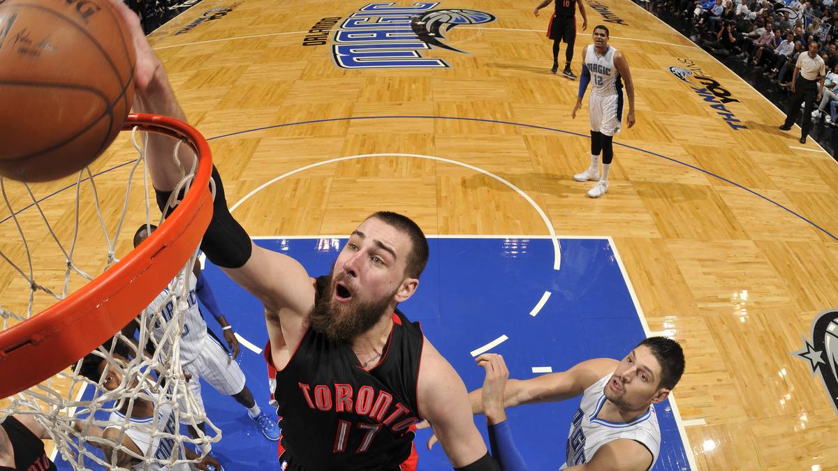 Litauen: Center Jonas Valanciunas (Toronto Raptors) - Mit einem frischen 64 Millionen Dollar Vertrag im Gepäck jettet der Center von Toronto zur EM, mit Sicherheit ein netter Motivationsschub. Nach dem Ausfall von Motiejunas ist Valanciunas der einzige NBA-Spieler im Kader der Basketballer-Nation. Der Center hat sich bei den Raptors enorm entwickelt und wird wohl für viele Gegner zum ernsthaften Problem