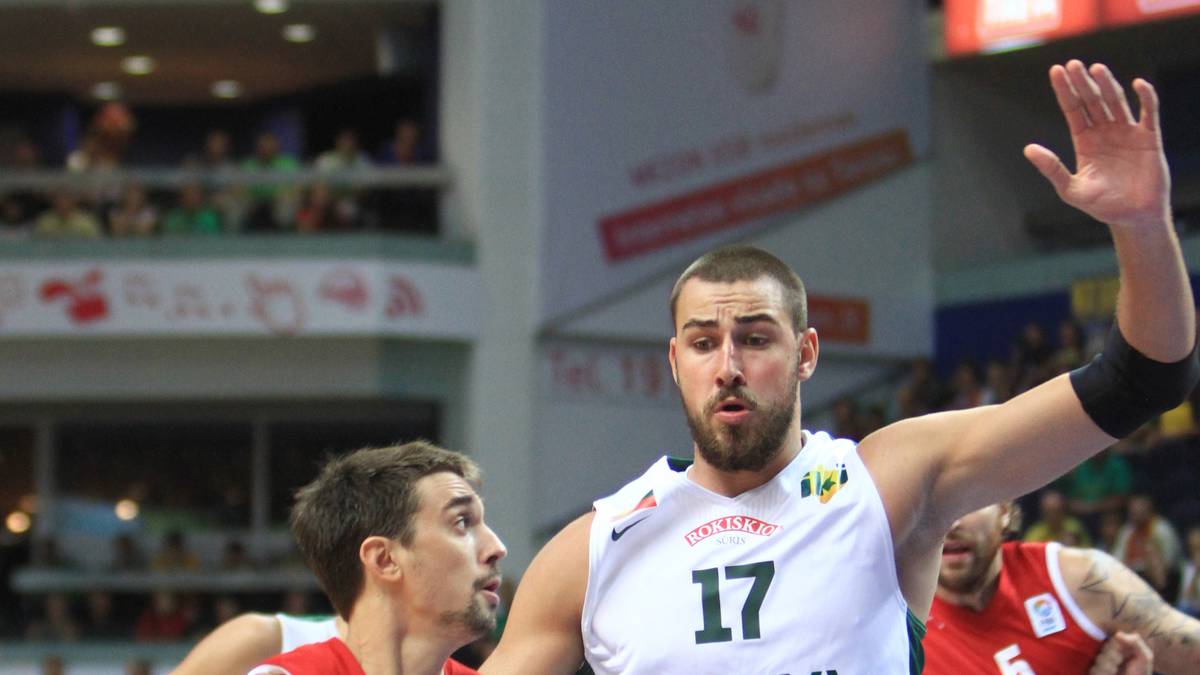 Lithuania's Jonas Valanciunas (R) vies for the ball with Russia's Alexey Shved during the friendly basketball match Lithuania vs Russia, on August 22, 2013, in Vilnius. AFP PHOTO / PETRAS MALUKAS        (Photo credit should read PETRAS MALUKAS/AFP/Getty Images)