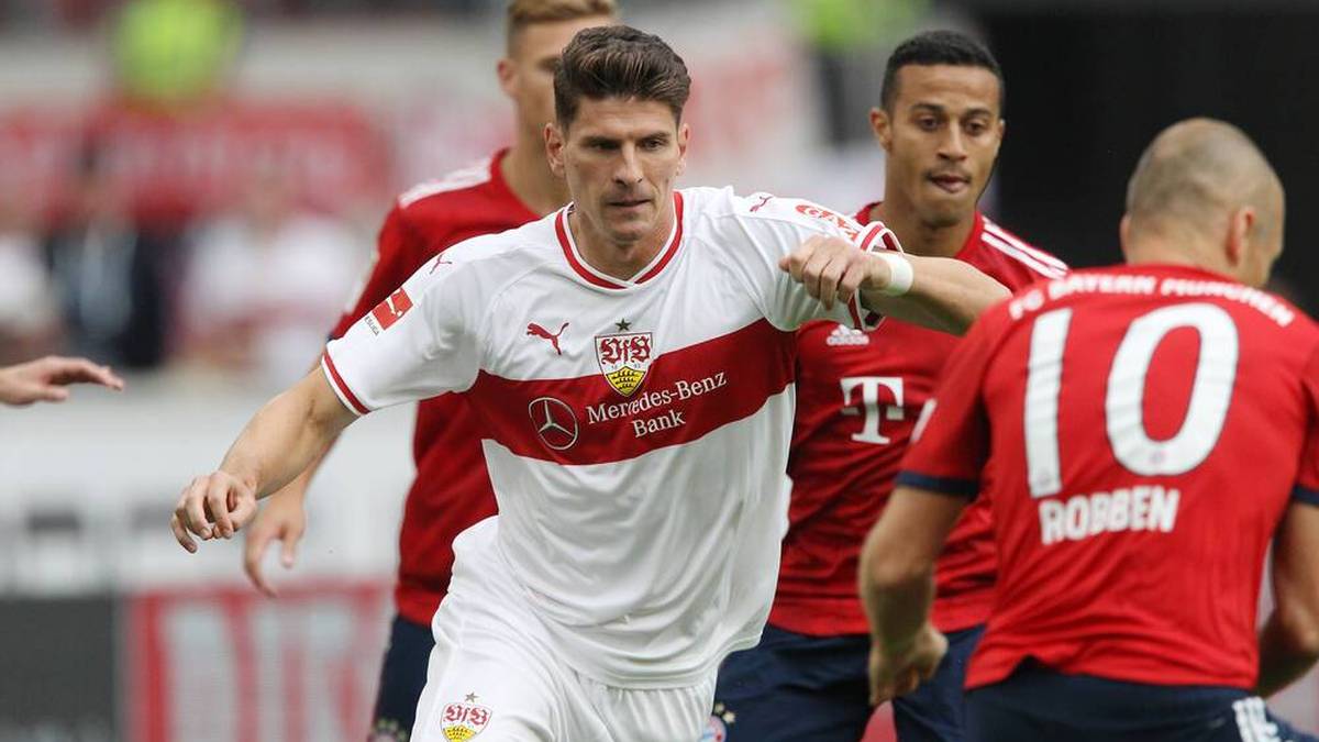 2. Zeit beim VfB Stuttgart: Mario Gomez im Zweikampf gegen Bayern Thiago (vorne Arjen Robben)