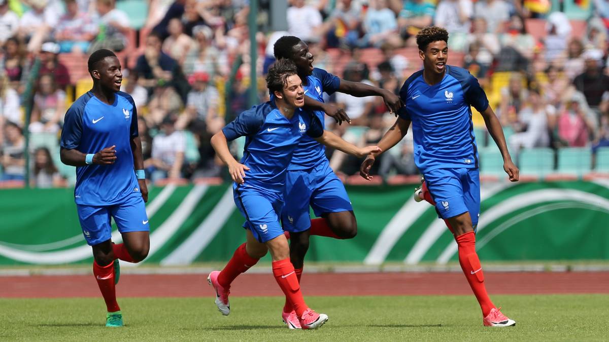 WILLEM GEUBBELS (*16. AUGUST 2001): In Europas Top-10-Ligen gab es keinen jüngeren Debütanten als Willem Geubbels. Der Linksaußen war gerade mal 16 Jahre und 1 Monat alt. Kein Wunder also, dass Bayern ein Angebot in Höhe von acht Millionen gemacht haben soll. Lyon lehnte aber dankend ab