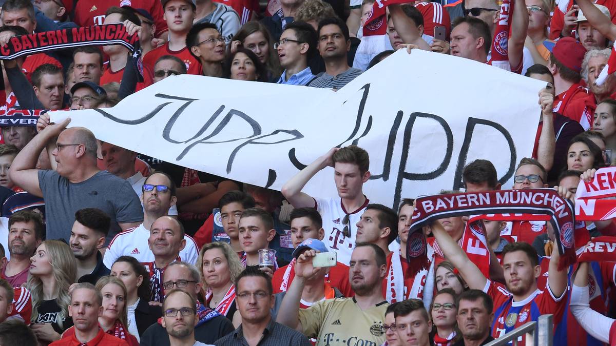 Kein Wunder, dass die Bosse am liebsten mit Heynckes verlängert hätten - trotz dessen klarer Aussage, nur bis zum Saisonende zur Verfügung zu stehen. Bei den Fans rannten Hoeneß und Co. damit offene Türen ein, für sie ist "Don Jupp" eine Vereinsikone