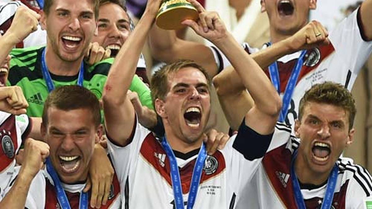 Durch das goldene Tor von Mario Götze in der Verlängerung krönt sich Deutschland gegen Argentinien zum vierten Mal nach 1954, 1974 und 1990 zum Weltmeister. Philipp Lahm ist somit endgültig im Fußball-Olymp angekommen