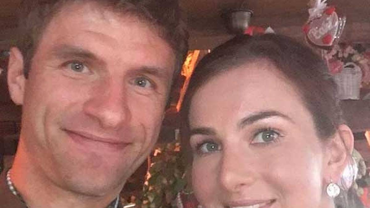 Auch ohne Bier wirkt der Nationalspieler rundum glücklich