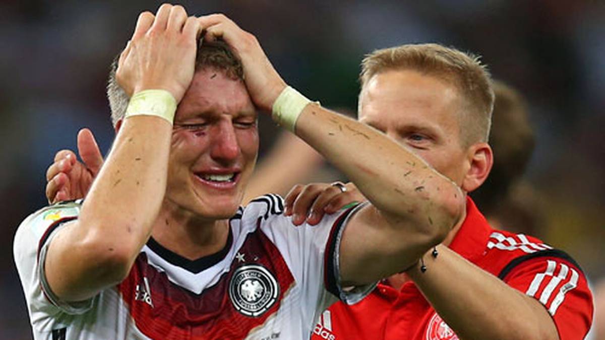 Am Ziel der Träume: Bastian Schweinsteiger ist Weltmeister. Nach dem Spiel brechen die Emotionen aus ihm hervor, Tränen fließen.
                  