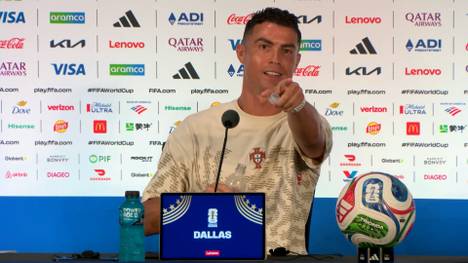 Auf der Portugal-Pressekonferenz vor dem WM-Achtelfinale gegen Spanien spricht Cristiano Ronaldo einen Journalisten proaktiv an und weist ihn anschließend in die Schranken. 