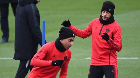 Kylian Mbappe (l.) und Neymar stehen bei Paris Saint-Germain vor der Rückkehr