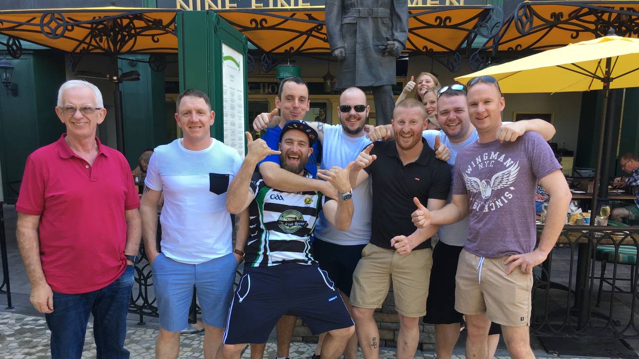 Robbie (im gestreiften Trikot) hat rund 1500 Euro für sein Ticket bezahlt