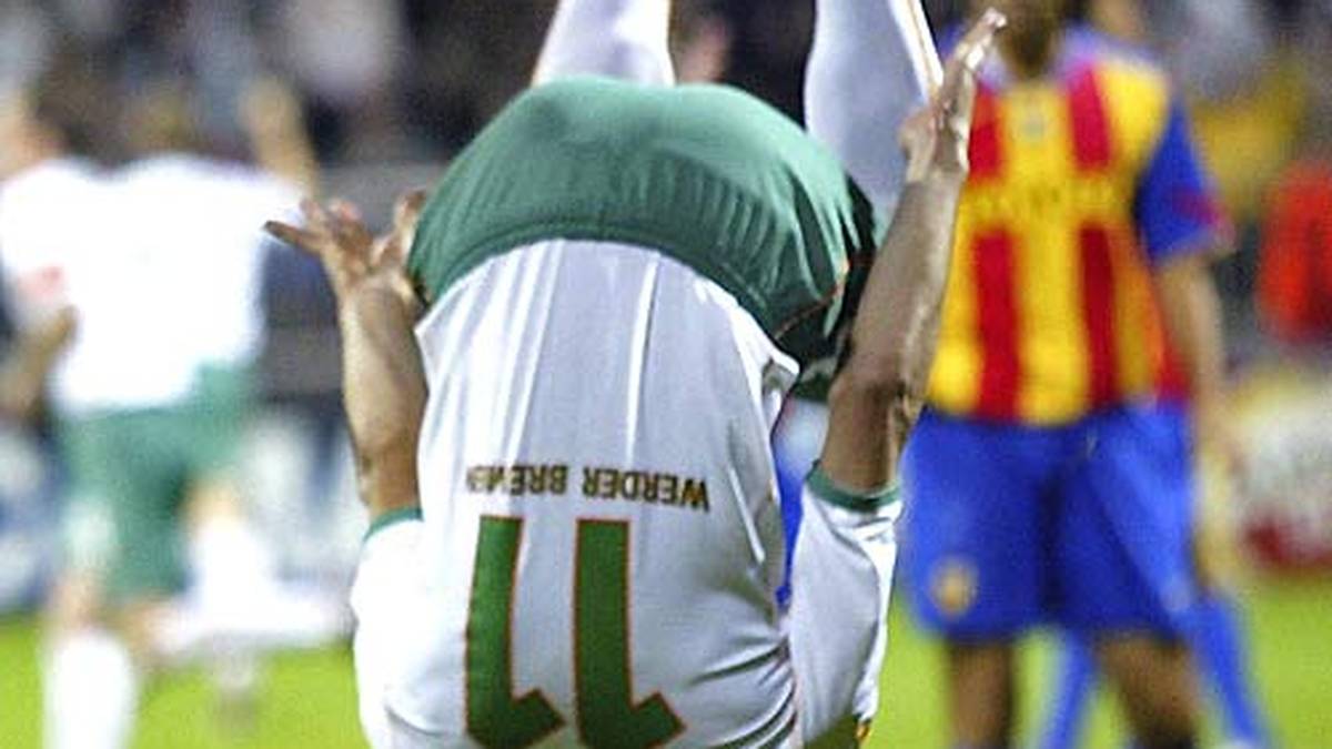 So sehr sich Klose aber auf den Kopf stellt: Große Titel kann er in seiner Zeit als Werderaner nicht feiern. Von zwei Ligapokal-Siegen mal abgesehen