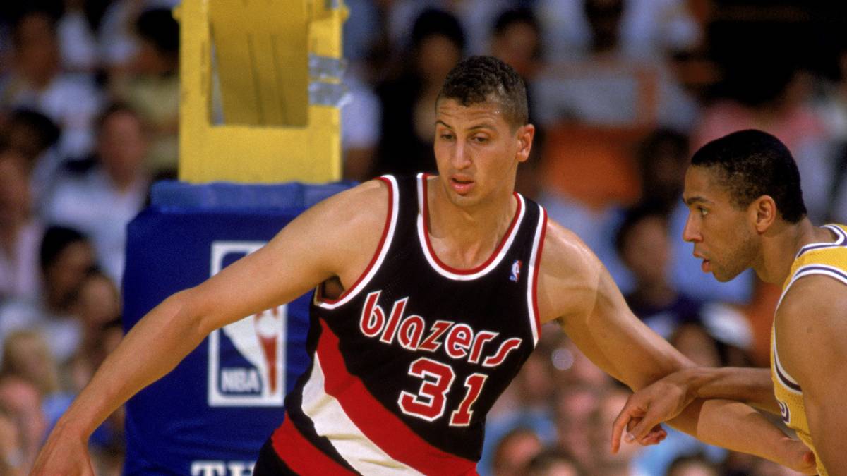 RANG 2 - SAM BOWIE (2. Pick 1984, Portland Trail Blazers): Bowie wurde als der Mann bekannt, der vor Michael Jordan gezogen wurde, dabei ergab für die Blazers der Pick Sinn - sie hatten schließlich bereits Clyde Drexler. Center Bowie war supertalentiert und hatte ein gutes Rookie-Jahr
