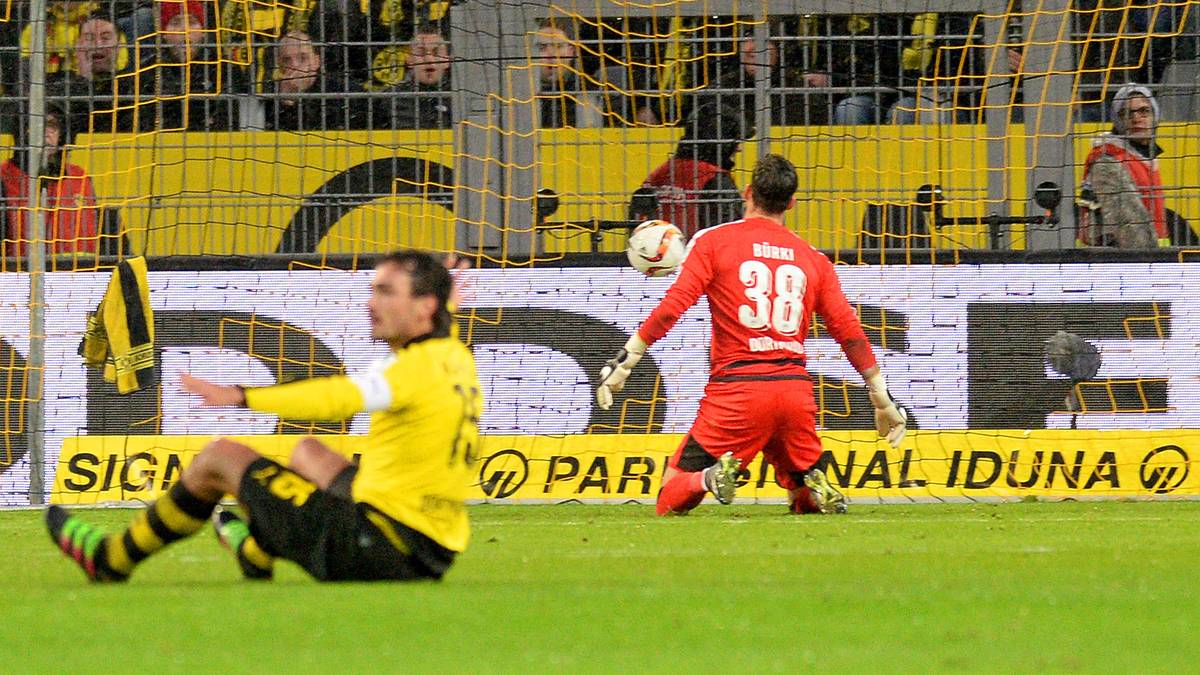 Kurios wird es in Dortmund: Mats Hummels (v.) überlupft Mitte der zweiten Halbzeit aus rund 30 Metern seinen eigenen Torwart Roman Bürki. Ein kurioses Eigentor, das an Christoph Kramers Missgeschick an selber Stelle im November 2014 erinnert