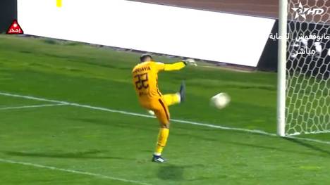 Mehdi Ouaya, der Torhüter von Rapide Oued Zen, hat gegen den Abstiegskonkurrenten Hassania Agadir eines der bizarrsten Eigentore der Fußballgeschichte erzielt.