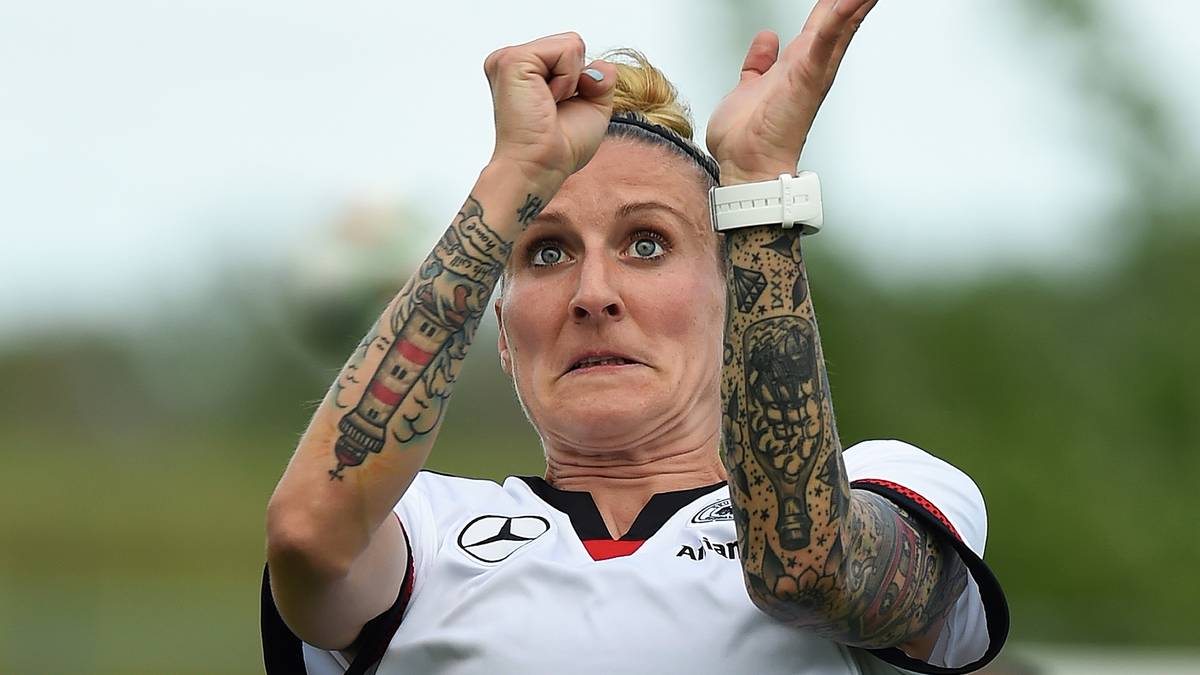 Aber nicht nur Männer sind dem Tattoohype verfallen. Deutschlands langjährige Nationalspielerin Anja Mittag hat gleich beide Unterarme tätowiert