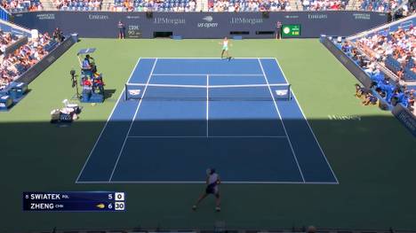 Zheng Qinwen hat das Viertelfinale der US Open in New York erreicht. Die Qualifikantin gewann gegen die favorisierte Iga Swiatek, obwohl sie im ersten Satz mit 0:5 zurücklag.