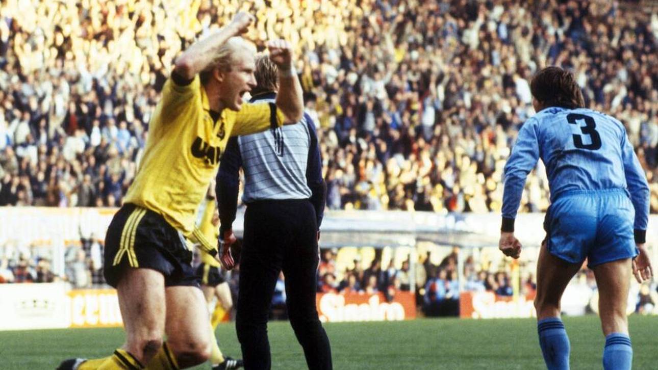 Rolf Rüssmann (BVB, li.) jubelt über seinen Treffer gegen Arminia Bielefeld