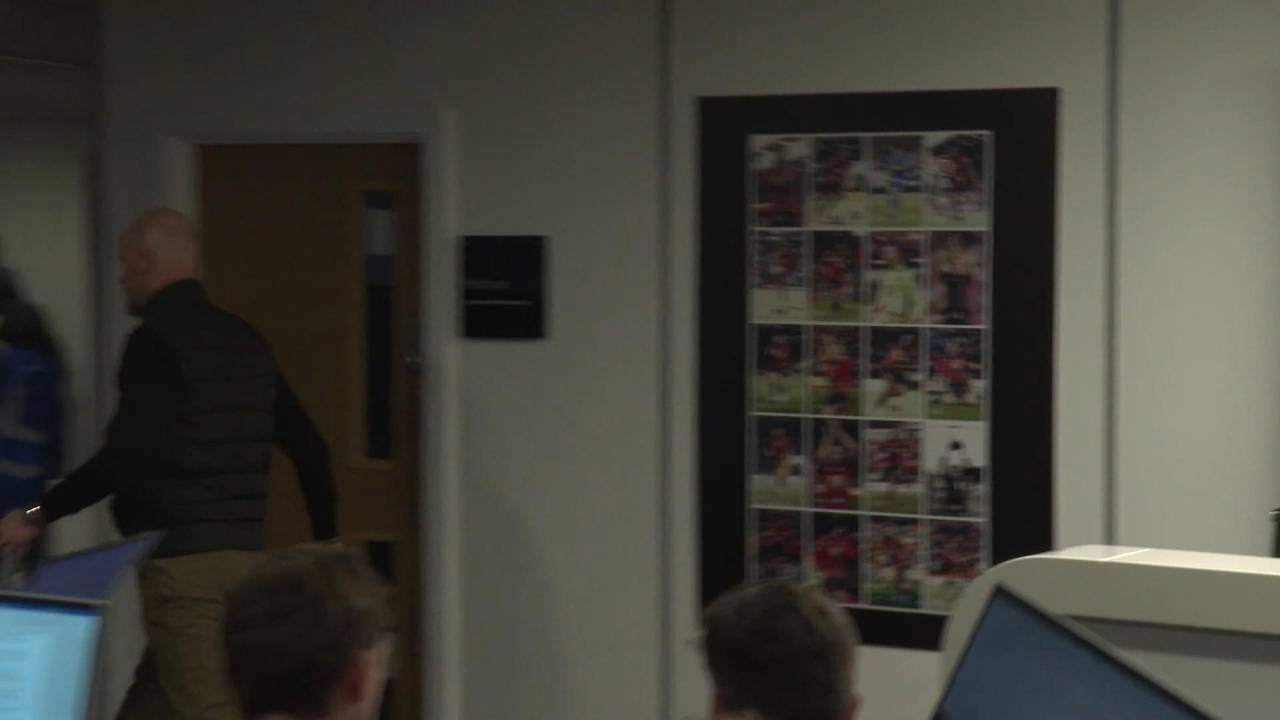 ManUnited-Trainer Erik ten Hag verlässt nach einer Frage vorzeitig die PK
