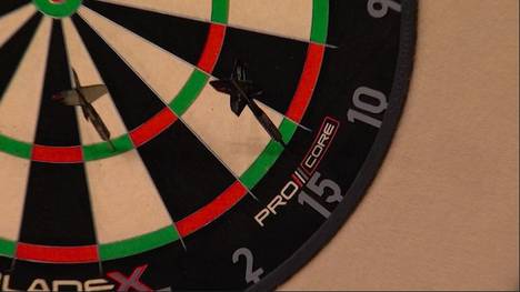 Luke Littler spielt im Finale gegen Jonny Clayton acht perfekte Darts und verpasst den 9-Darter nur um Millimeter. Noch bitterer wird es, denn Clayton checkt direkt danach aus und Littler verliert das Leg.