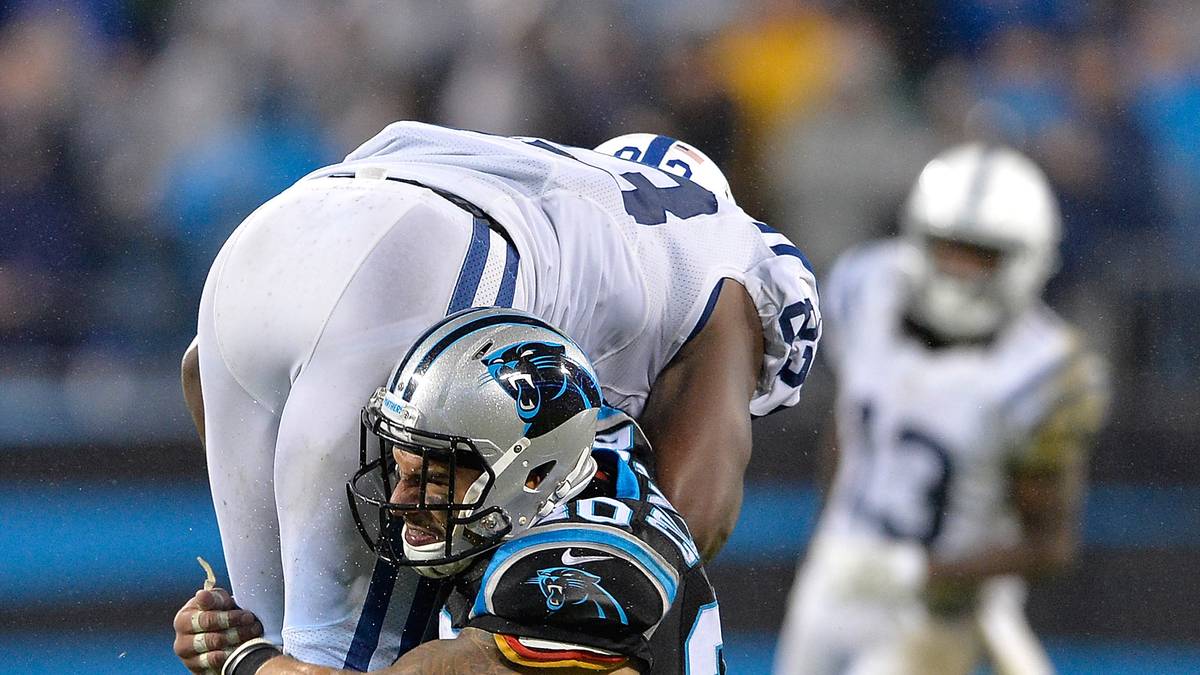 Die Colts kriegen bis dahin nur auf die Socken. Panther Kurt Coleman (l.) faltet Gegenspieler Frank Gore auf halbe Größe zusammen