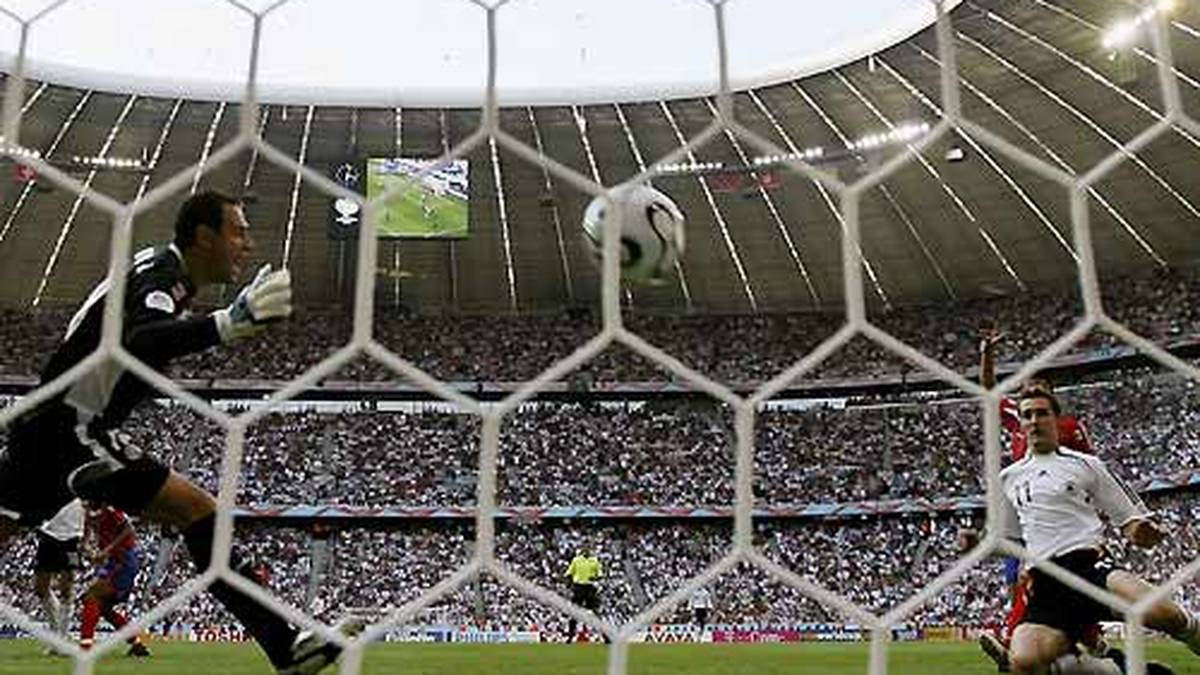 Im Nationalteam ist er mittlerweile unangefochtener Sturmführer. Mit einem Doppelpack gegen Costa Rica in München schreibt er am 1. Kapitel des Sommermärchens von 2006 kräftig mit