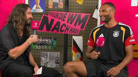 Im Interview mit Fan-Experte Tom Kaulitz spricht DFB-Star Jonathan Tah unter anderem über seine persönliche Beziehung zur Elfenbeinküste und darüber, wie das DFB-Team seine Freizeit in den USA verbringt.