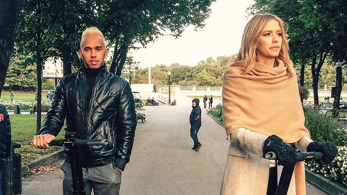 In Moskau ist Hamilton derweil für Filmaufnahmen für Hugo Boss auf dem Segway unterwegs. An seiner Seite: das russische Model Elena Perminowa
