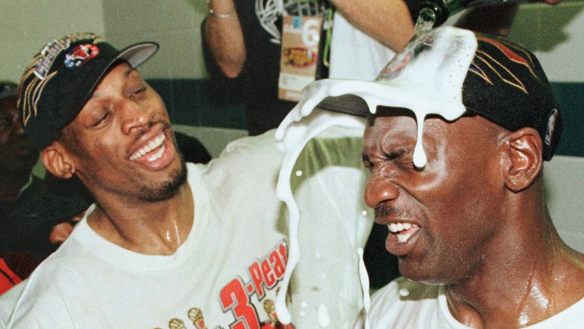 Nba Michael Jordan Erwischte Dennis Rodman Mit Carmen Electra