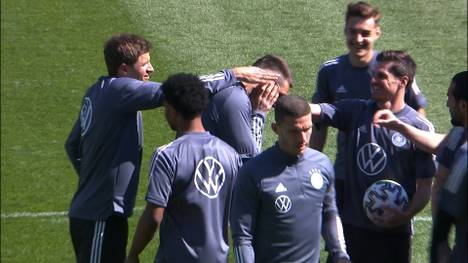 Man kennt es: Die DFB-Stars starten das Training gerne mit Ballhochhalten und Ohrenschnipsen. Aber was steckt hinter dem Spiel? SPORT1 hat nachgefragt.