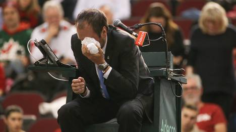 Schiedsrichter Arnaud Gabas wurde hart von einem Tennisball getroffen