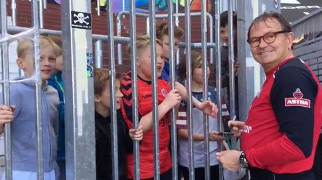 Ewald Lienen redet jungen Fans des FC St. Pauli Bastian Schweinsteiger aus