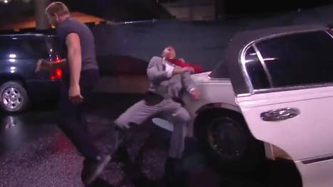 Jake Hager (l.) klemmte den Arm von Dustin Rhodes in einer Limousinentür ein