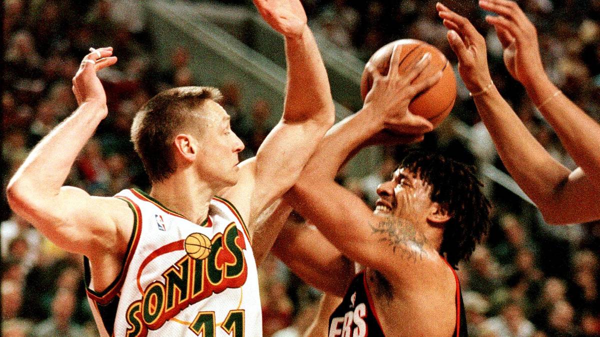 DETLEF SCHREMPF: Schrempf war zu Beginn seiner Karriere der beste deutsche Basketballer seiner Zeit. 1985 wurde er von den Dallas Mavericks gedraftet, wo er überwiegend von der Bank kam. Der Durchbruch gelang ihm bei den Indiana Pacers. Der 2,08 Meter große Forward wurde 1993 erstmals zum All-Star Game eingeladen