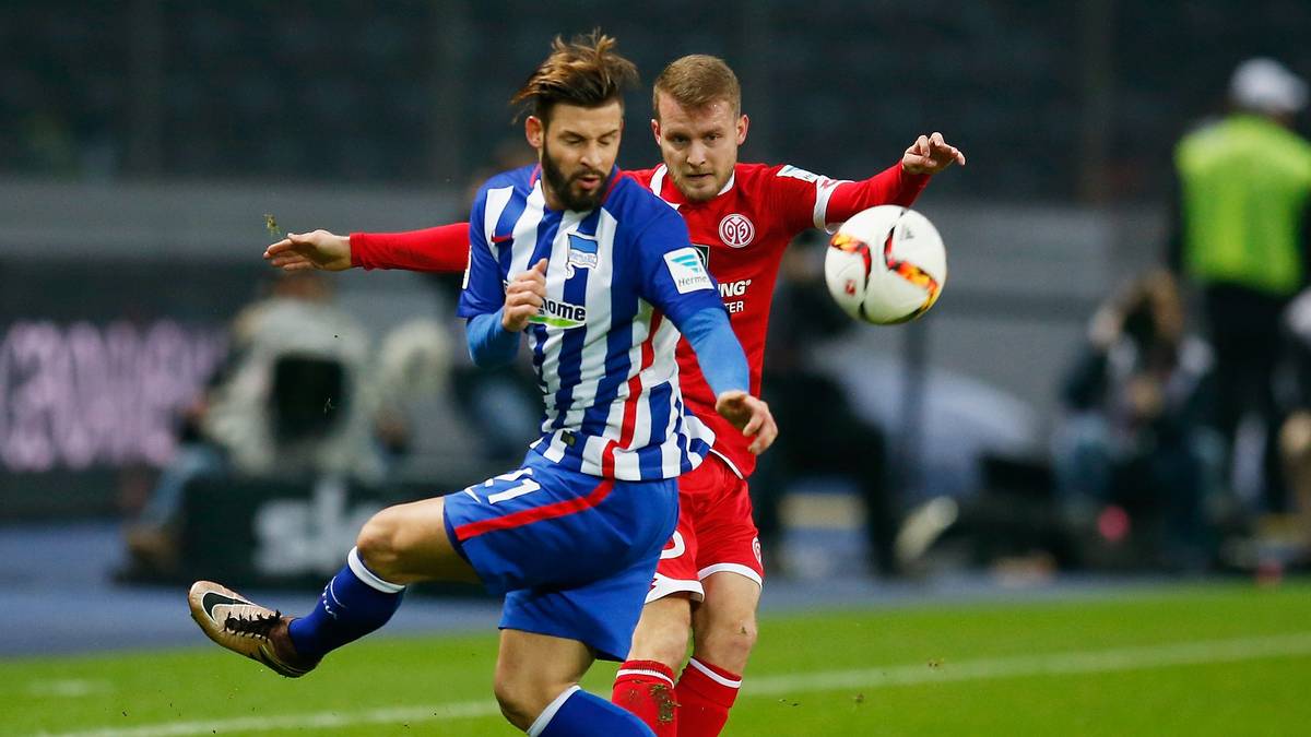 Die Gastgeber machen gleich Druck und zeigen, wer Herr im Haus ist.  Marvin Plattenhardt (l.) kocht Daniel Brosinski im Zweikampf ab